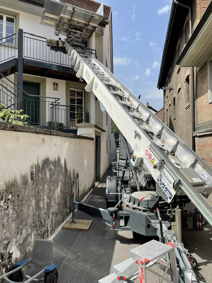 Saison Déménagement à Marly — Monte-meuble Böcker dans une ruelle étroite